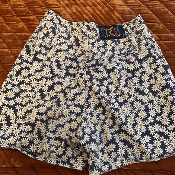 Vintage floral jean shorts - Picture 5 of 5